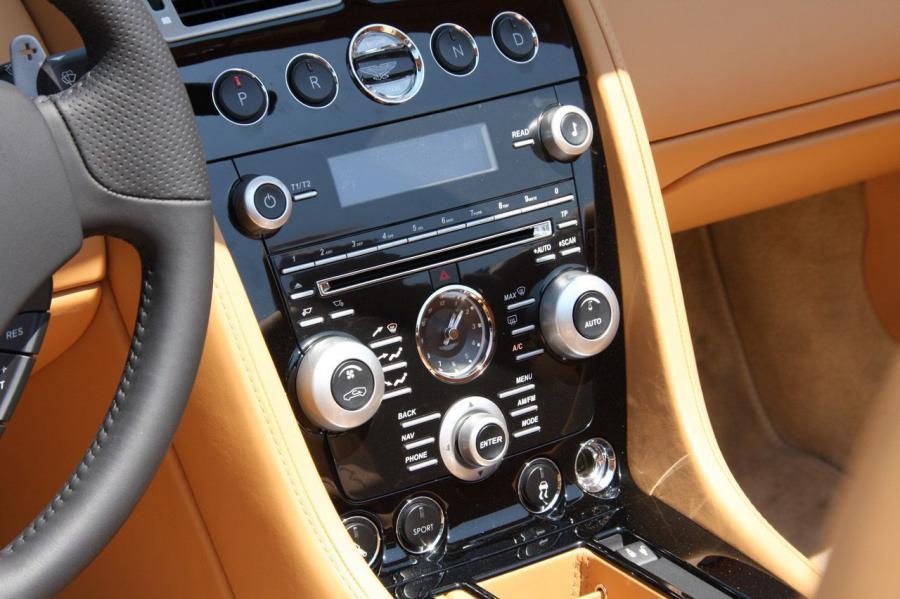 Детали интерьера Aston Martin DBS Volante 2009 года  (NA) (фото 21 из 31)